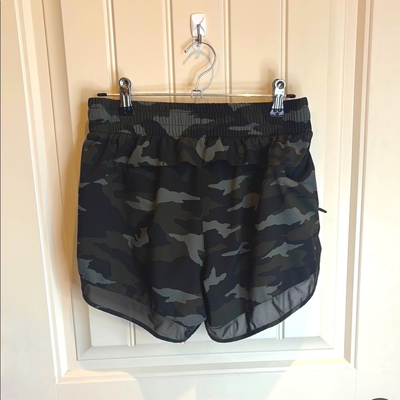Athleta Pants - Athleta Camo Athletic Shorts Moisture-Wicking Relaxed Fit Women’s XS